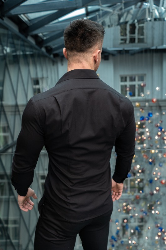 Schwarzes Twill Hemd Rückenansicht – Muscle Fit Schnitt